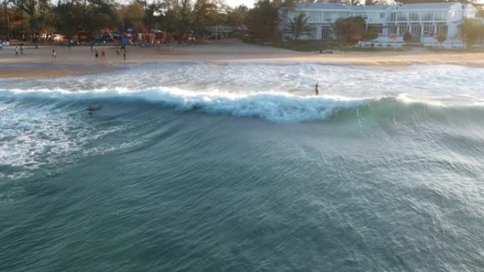 带冲浪的沿海海滩度假村