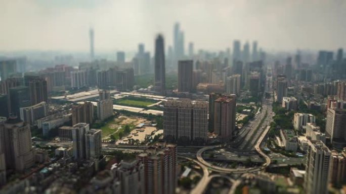 阳光灿烂的一天广州市中心城市景观交通路口空中倾斜移动全景4k延时中国