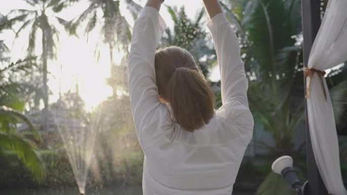 旅行和自由。年轻女子的手臂伸出在窗台上享受假期，周末