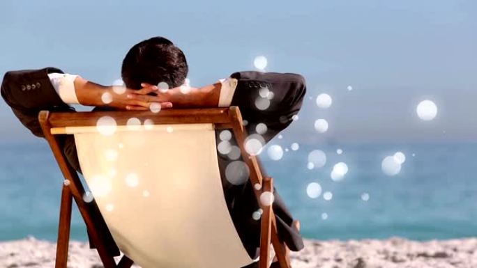 白人男子坐在海边的躺椅上，带着泡泡光动画
