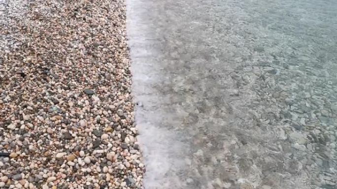 透明海水与鹅卵石顶视图4K