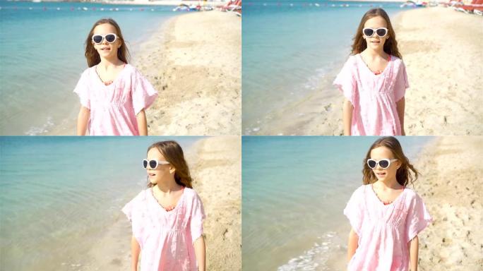 加勒比海度假期间海滩上可爱的小女孩