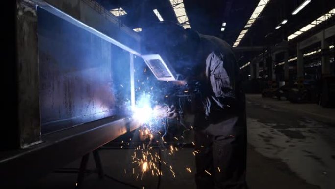 金属工业中的焊工技术工人蓝领