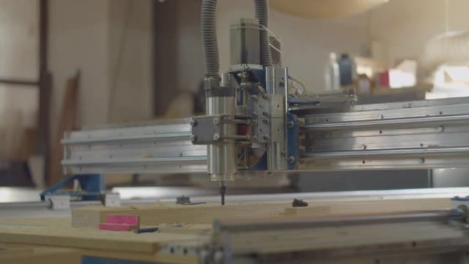 计算机数控机床在慢动作中的铣削过程在不同的视图中。木工车间流程。木制家具制造。