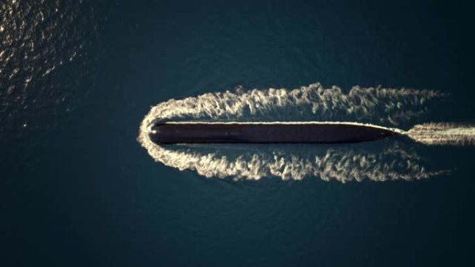 潜艇漂浮在海洋俯视图