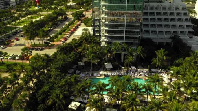 空中拉出镜头迈阿密海滩酒店泳池暑假