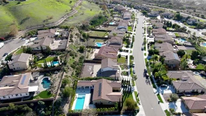 加州带住宅豪宅的小街区道路的鸟瞰图