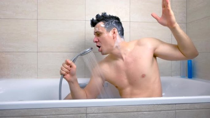 一个用莫霍克洗发水洗头的男人在浴缸里洗着头发，热情地唱着歌。