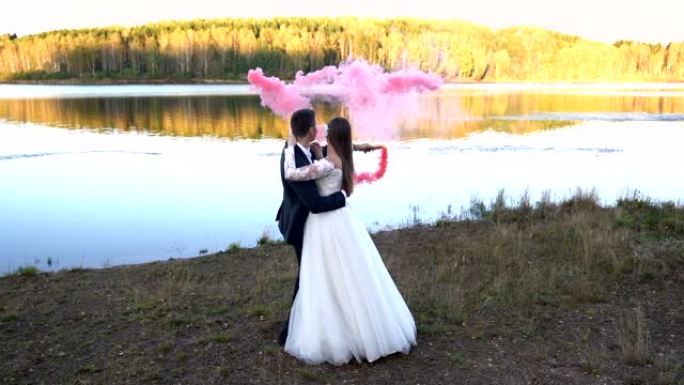 年轻的新婚夫妇在湖上浪漫