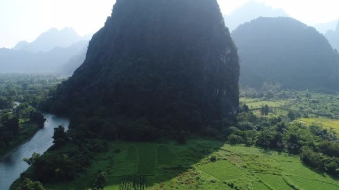 从天空看老挝万旺镇周围的景观