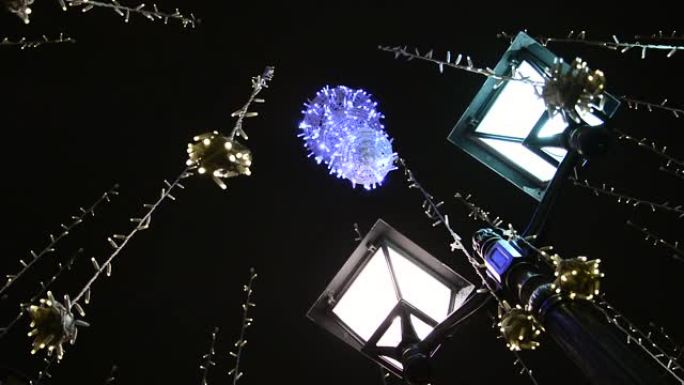 圣诞节街道照明在莫斯科的Nikolskaya街上。这座城市在假期中装饰着灯笼，悬挂在绳索上的发光球，