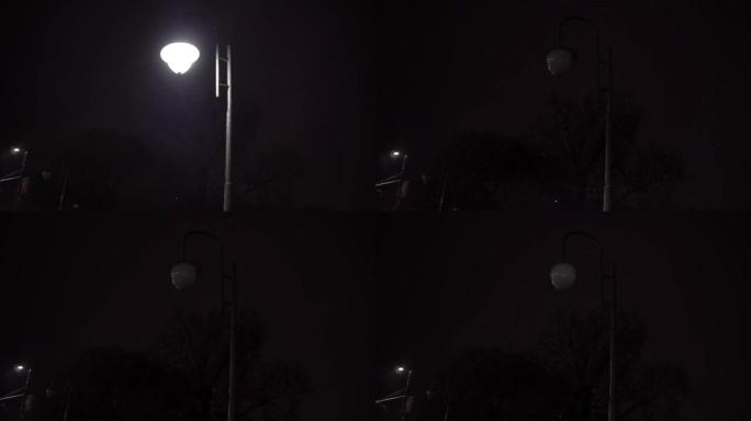 一盏灯笼在城市街道上闪烁，停电。夜。