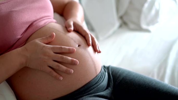 快乐的孕妇和家里的孩子。