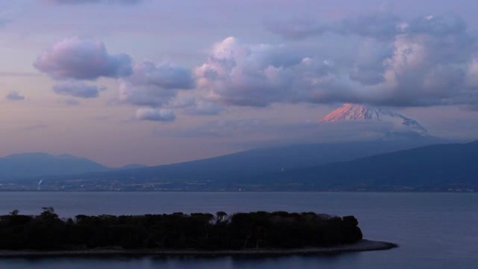 山。黄昏时的富士和海，从静冈的大崎