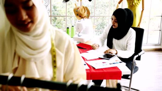 穆斯林女性时装设计师正在创建新衣服系列。
