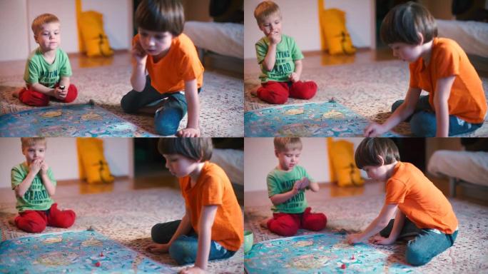 两个男孩在家里的地板上玩游戏。
