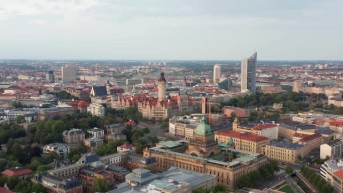 在晴朗的夏日日落时，德国东部莱比锡中心的鸟瞰图