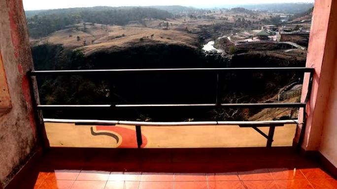 印度房屋阳台上的帕塔帕尼瀑布景观