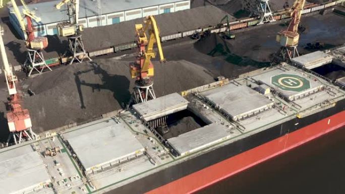 拉脱维亚文茨皮尔斯-2019年7月: 港口起重机的鸟瞰图，该起重机将货物装载到文茨皮尔斯港的干货船中