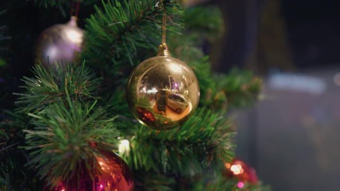 挂在圣诞树上的圣诞球上。