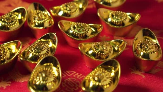 许多带有中文的金元宝上都写着“好运”。慢慢的锅。中国新年。农历新年。