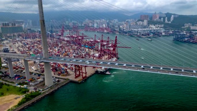 鸟瞰图hyper lapse大型集装箱货运货船运输和离开中国香港海港。