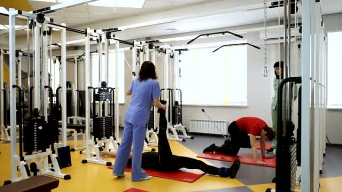 男女在健身房的健身器材上用腿举重。高清