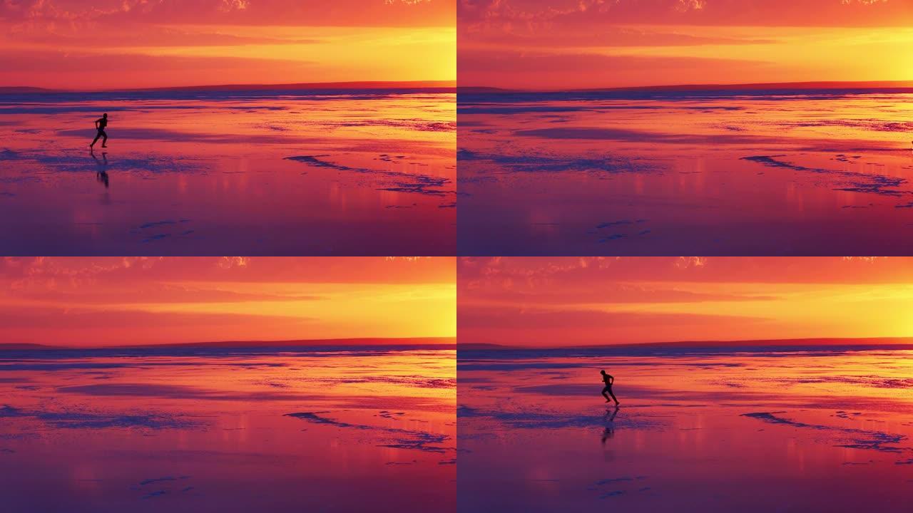 男子在日落时在盐湖奔跑