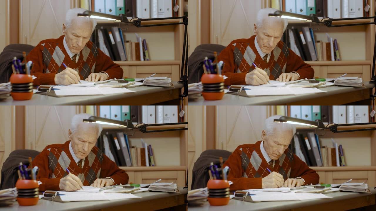 资深商人坐在办公室的桌子上在纸上写字