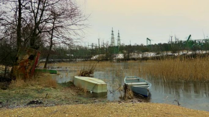 废弃的旧船在冬天被冻结在河湖的冰中