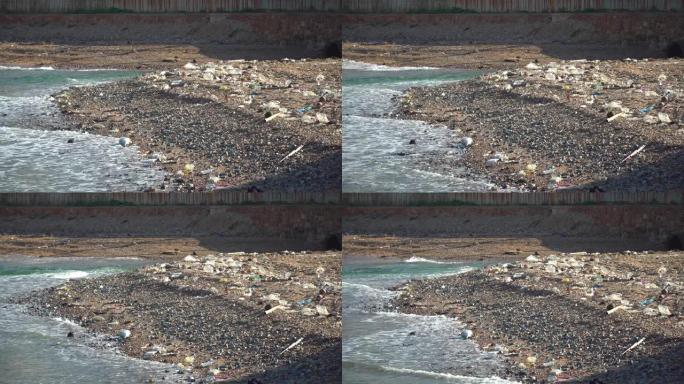 塑料瓶和其他废物被扔到海滩和海洋中。环境污染问题的概念