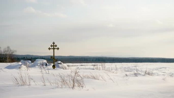 东正教十字架站在西伯利亚冰冻的叶尼塞河的白雪皑皑的河岸上。俄罗斯。4K
