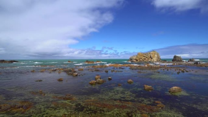 海浪撞击在岩石海滩上