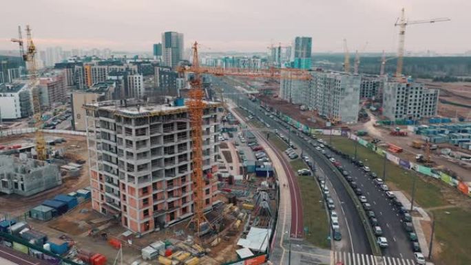 建筑工地附近的城市住宅区。建筑机械是建筑公寓住宅区。用于建造公寓楼或公寓楼的黄色起重机