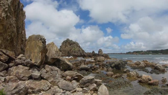 海浪撞击在岩石海滩上