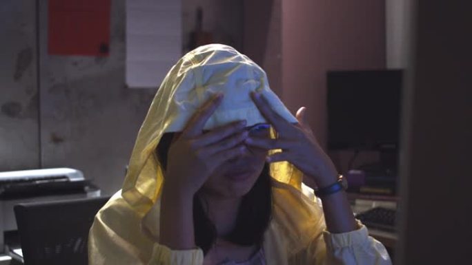 亚洲美女在办公室背景下晚上在电脑屏幕上观看恐怖电影，眼镜反射。加班到深夜的概念。