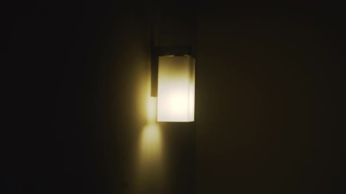 挂在墙上的灯泡熄灭了。