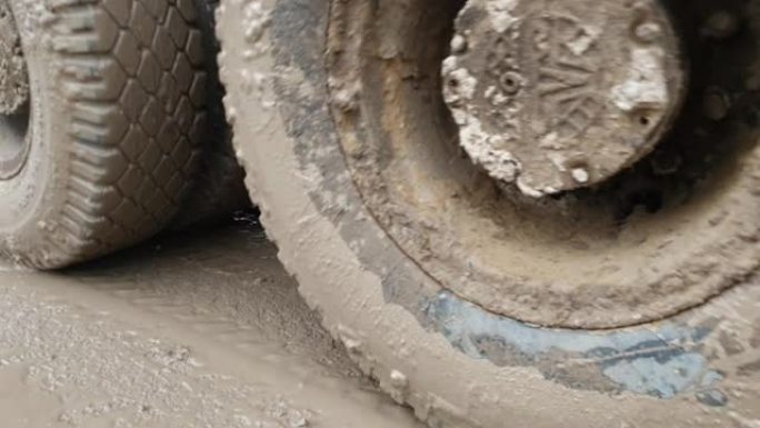 穿过泥泞的卡车车轮特写镜头。