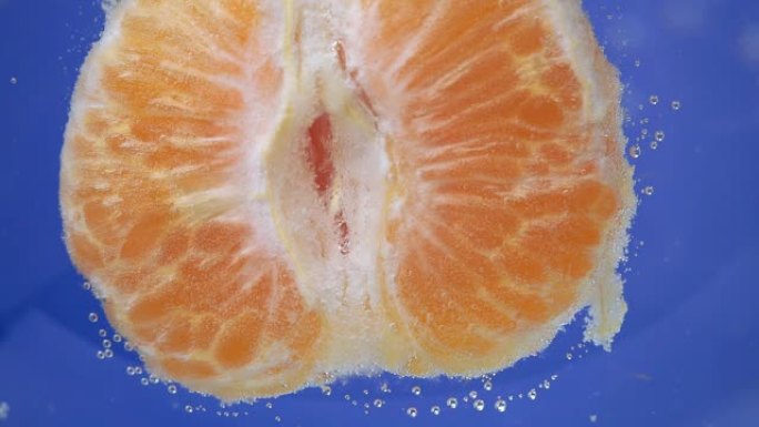 橘子柑橘，橘皮或柑橘片。水下新鲜柑橘类水果。