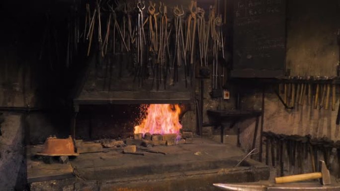 在anunque和锁匠的锤子旁边点燃了火的黑暗锻造