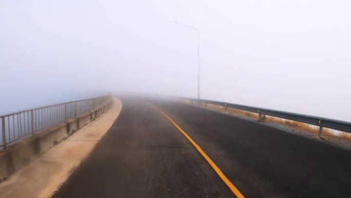 在大雾的日子里，人们早上跑步。