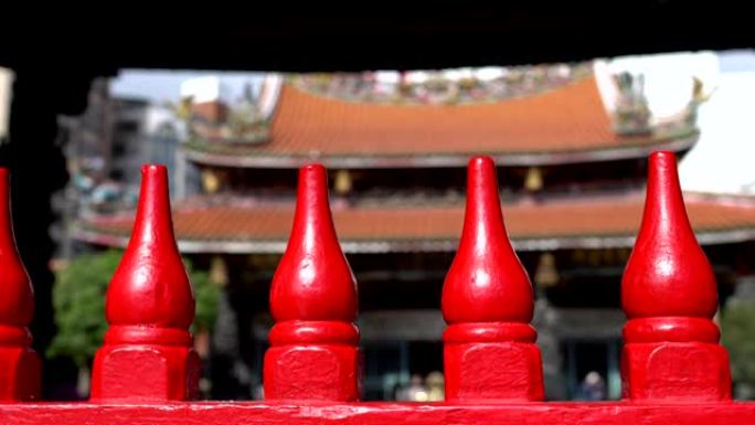 中国寺庙里的红色木栏杆。
