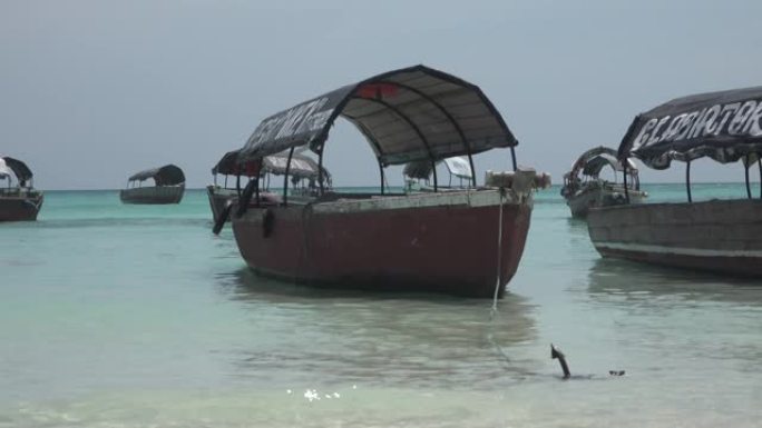 桑给巴尔岛印度洋旅游船只。
