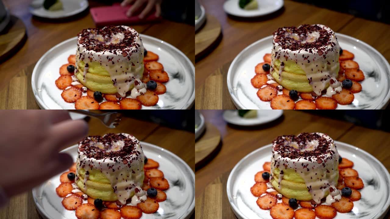 草莓蛋糕特写。新鲜草莓切片，蓝莓放在盘子里。