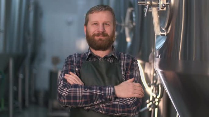 啤酒厂胡须的成功酿酒商的肖像