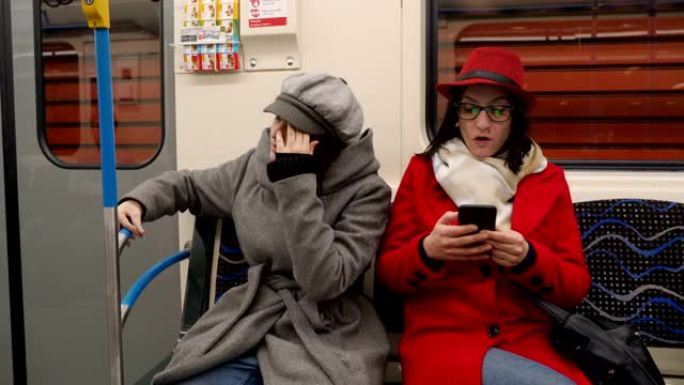 地铁上的母女欧美时尚一起出行车厢乘坐