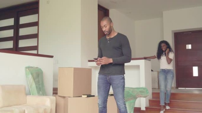 非洲裔夫妇在搬到新房子时玩耍