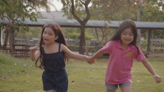 两个小女孩跑步和玩户外教育学校友谊享受幸福，青少年有趣的笑游戏家庭在一起概念