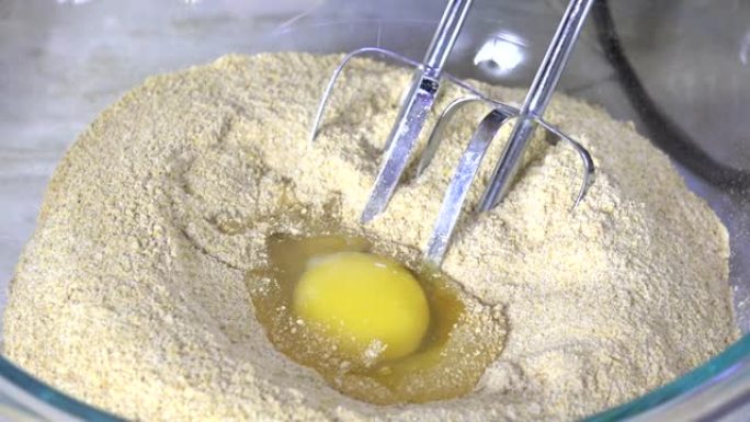 将鸡蛋放入一碗干原料中