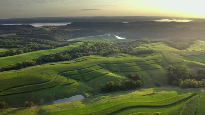 美丽的农场景观乡村空中无人机在日落时拍摄